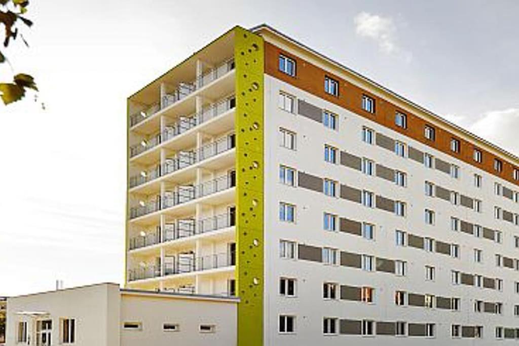 Moderny Apartman S Parkovanim Братислава Екстер'єр фото