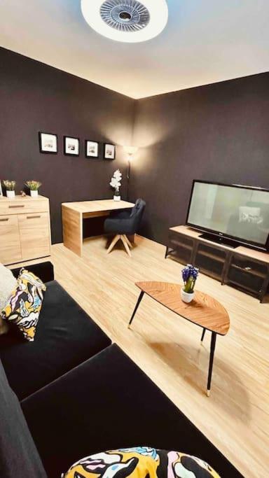 Moderny Apartman S Parkovanim Братислава Екстер'єр фото