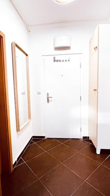 Moderny Apartman S Parkovanim Братислава Екстер'єр фото