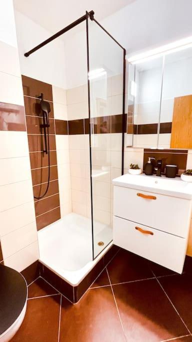 Moderny Apartman S Parkovanim Братислава Екстер'єр фото