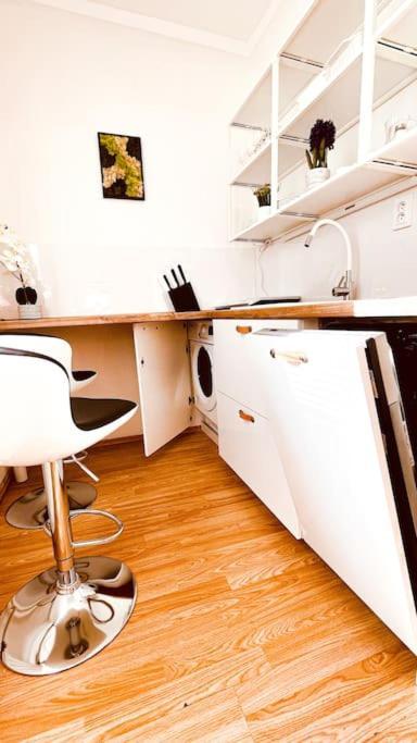 Moderny Apartman S Parkovanim Братислава Екстер'єр фото