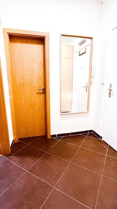 Moderny Apartman S Parkovanim Братислава Екстер'єр фото