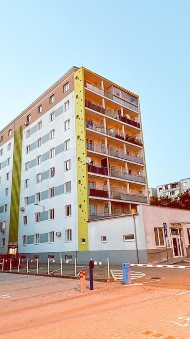 Moderny Apartman S Parkovanim Братислава Екстер'єр фото