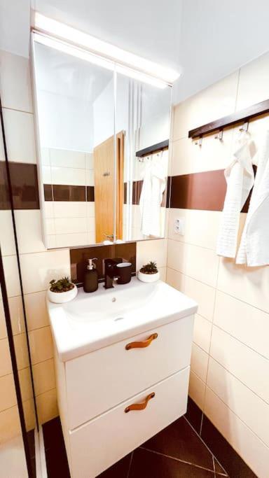Moderny Apartman S Parkovanim Братислава Екстер'єр фото