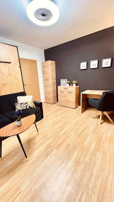 Moderny Apartman S Parkovanim Братислава Екстер'єр фото