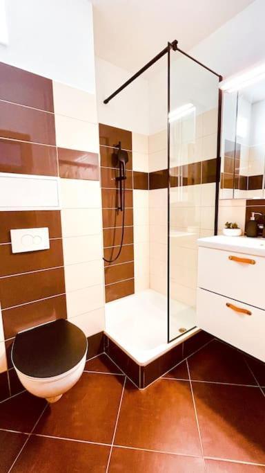 Moderny Apartman S Parkovanim Братислава Екстер'єр фото