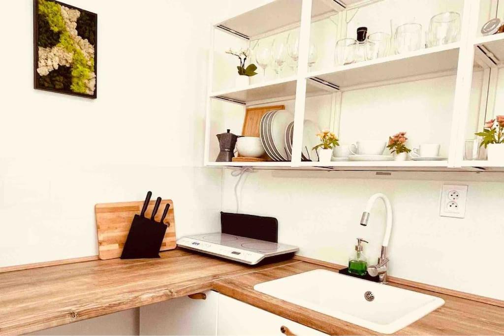 Moderny Apartman S Parkovanim Братислава Екстер'єр фото