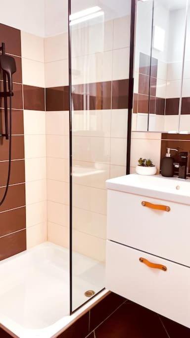 Moderny Apartman S Parkovanim Братислава Екстер'єр фото
