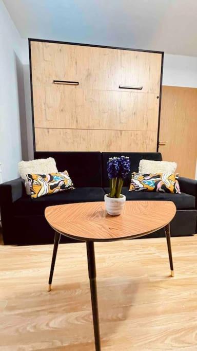 Moderny Apartman S Parkovanim Братислава Екстер'єр фото